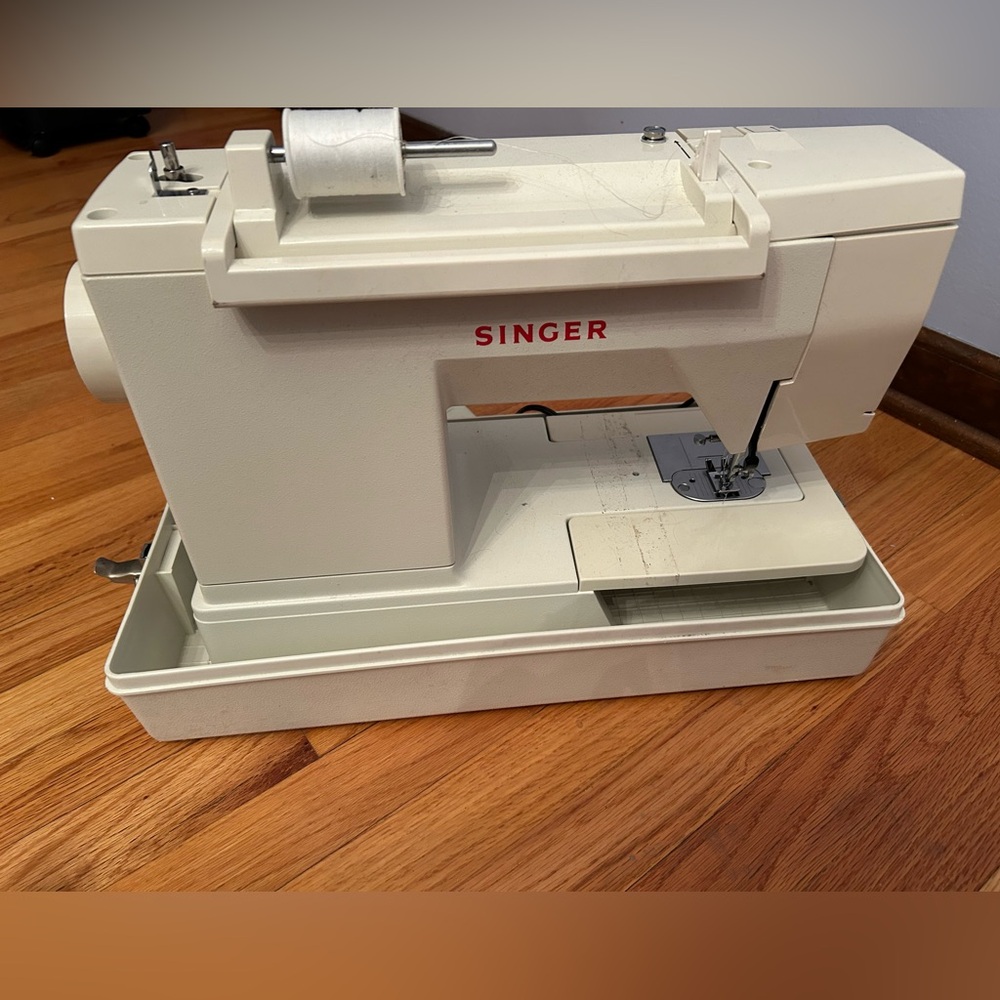 Sewing machine - Picture 5 of 7